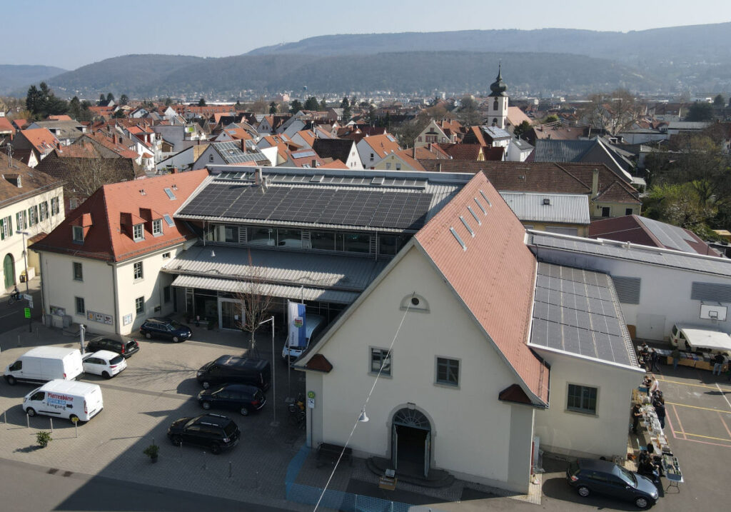 Auf drei Dachflächen des Bürgerzentrums in Kirchheim produzieren 166 Solarmodule mit einer Spitzenleistung von 66 kWp lokalen Ökostrom.