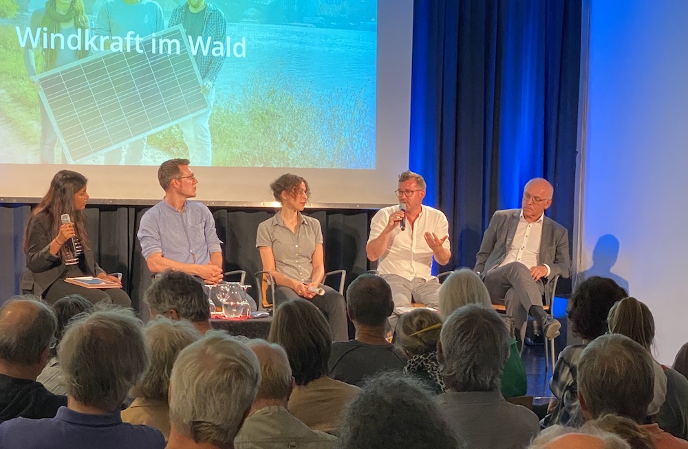 Podium und Bürgerdialog: Windkraft im Wald